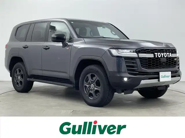 トヨタ ランドクルーザー GRスポーツ 大分県 2023(令5)年 0.8万km グレーメタリック ワンオーナー/サンルーフ/トヨタセーフティーセンス/プリクラッシュセーフティ/レーントレーシングアシスト/レーンディパーチャーアラート/レーダークルーズコントロール（全車速追従機能付）/アダプティブハイビームシステム／オートマチックハイビーム/ロードサインアシスト/発進遅れ告知機能/JBLサウンド/パノラミックビューモニター/12.3型純正ナビ/（フルセグ/Bluetooth/Applecarplay/androidauto)/レーダークルーズコントロール/ブラインドスポットモニター/前後ドライブレコーダー/前後席シートヒーター・ベンチレーションシート/前席パワーシート/赤黒レザーシート/パワーバックドア/クリアランスソナー/マルチテレインモニター/クロールコントロール/電動デフロック（フロント/リア）/ダウンヒル/ヒルアシストコントロール/オートブレーキホールド/保証書・取扱説明書