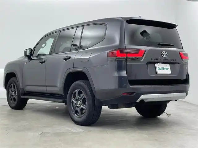 トヨタ ランドクルーザー GRスポーツ 大分県 2023(令5)年 0.8万km グレーメタリック ワンオーナー/サンルーフ/トヨタセーフティーセンス/プリクラッシュセーフティ/レーントレーシングアシスト/レーンディパーチャーアラート/レーダークルーズコントロール（全車速追従機能付）/アダプティブハイビームシステム／オートマチックハイビーム/ロードサインアシスト/発進遅れ告知機能/JBLサウンド/パノラミックビューモニター/12.3型純正ナビ/（フルセグ/Bluetooth/Applecarplay/androidauto)/レーダークルーズコントロール/ブラインドスポットモニター/前後ドライブレコーダー/前後席シートヒーター・ベンチレーションシート/前席パワーシート/赤黒レザーシート/パワーバックドア/クリアランスソナー/マルチテレインモニター/クロールコントロール/電動デフロック（フロント/リア）/ダウンヒル/ヒルアシストコントロール/オートブレーキホールド/保証書・取扱説明書