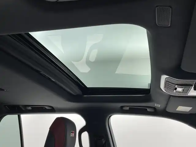 トヨタ ランドクルーザー GRスポーツ 大分県 2023(令5)年 0.8万km グレーメタリック ワンオーナー/サンルーフ/トヨタセーフティーセンス/プリクラッシュセーフティ/レーントレーシングアシスト/レーンディパーチャーアラート/レーダークルーズコントロール（全車速追従機能付）/アダプティブハイビームシステム／オートマチックハイビーム/ロードサインアシスト/発進遅れ告知機能/JBLサウンド/パノラミックビューモニター/12.3型純正ナビ/（フルセグ/Bluetooth/Applecarplay/androidauto)/レーダークルーズコントロール/ブラインドスポットモニター/前後ドライブレコーダー/前後席シートヒーター・ベンチレーションシート/前席パワーシート/赤黒レザーシート/パワーバックドア/クリアランスソナー/マルチテレインモニター/クロールコントロール/電動デフロック（フロント/リア）/ダウンヒル/ヒルアシストコントロール/オートブレーキホールド/保証書・取扱説明書