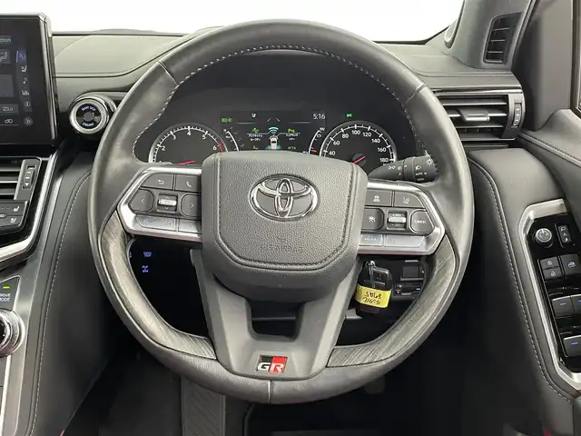 トヨタ ランドクルーザー GRスポーツ 大分県 2023(令5)年 0.8万km グレーメタリック ワンオーナー/サンルーフ/トヨタセーフティーセンス/プリクラッシュセーフティ/レーントレーシングアシスト/レーンディパーチャーアラート/レーダークルーズコントロール（全車速追従機能付）/アダプティブハイビームシステム／オートマチックハイビーム/ロードサインアシスト/発進遅れ告知機能/JBLサウンド/パノラミックビューモニター/12.3型純正ナビ/（フルセグ/Bluetooth/Applecarplay/androidauto)/レーダークルーズコントロール/ブラインドスポットモニター/前後ドライブレコーダー/前後席シートヒーター・ベンチレーションシート/前席パワーシート/赤黒レザーシート/パワーバックドア/クリアランスソナー/マルチテレインモニター/クロールコントロール/電動デフロック（フロント/リア）/ダウンヒル/ヒルアシストコントロール/オートブレーキホールド/保証書・取扱説明書