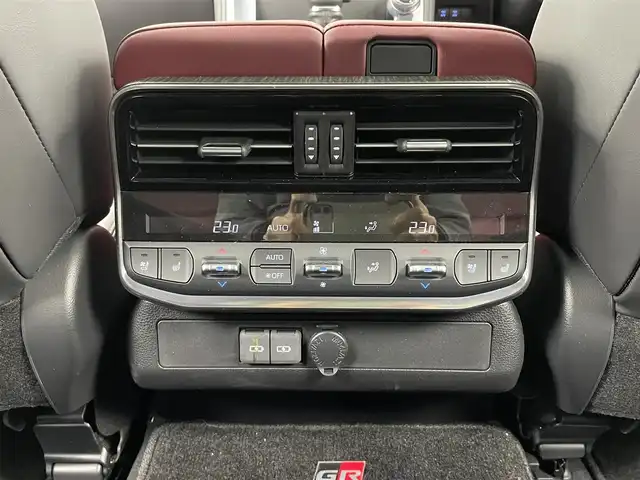 トヨタ ランドクルーザー GRスポーツ 大分県 2023(令5)年 0.8万km グレーメタリック ワンオーナー/サンルーフ/トヨタセーフティーセンス/プリクラッシュセーフティ/レーントレーシングアシスト/レーンディパーチャーアラート/レーダークルーズコントロール（全車速追従機能付）/アダプティブハイビームシステム／オートマチックハイビーム/ロードサインアシスト/発進遅れ告知機能/JBLサウンド/パノラミックビューモニター/12.3型純正ナビ/（フルセグ/Bluetooth/Applecarplay/androidauto)/レーダークルーズコントロール/ブラインドスポットモニター/前後ドライブレコーダー/前後席シートヒーター・ベンチレーションシート/前席パワーシート/赤黒レザーシート/パワーバックドア/クリアランスソナー/マルチテレインモニター/クロールコントロール/電動デフロック（フロント/リア）/ダウンヒル/ヒルアシストコントロール/オートブレーキホールド/保証書・取扱説明書