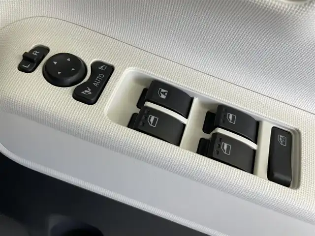 ダイハツ ムーヴ キャンバス ストライプス G 富山県 2022(令4)年 0.9万km シャイニングホワイトパール/サンドベージュメタリック 社外ナビ（AM/FM/DVD/BT/フルセグ）/バックカメラ/両側パワースライドドア/シートヒーター/衝突被害軽減システム/コーナーセンサー/横滑り防止装置/アイドリングストップ/オートLEDライト/フォグライト/社外アルミホイール/純正フロアマット/オートホールド付電子パーキング/ステアリングスイッチ/スマートキー/スペアキー
