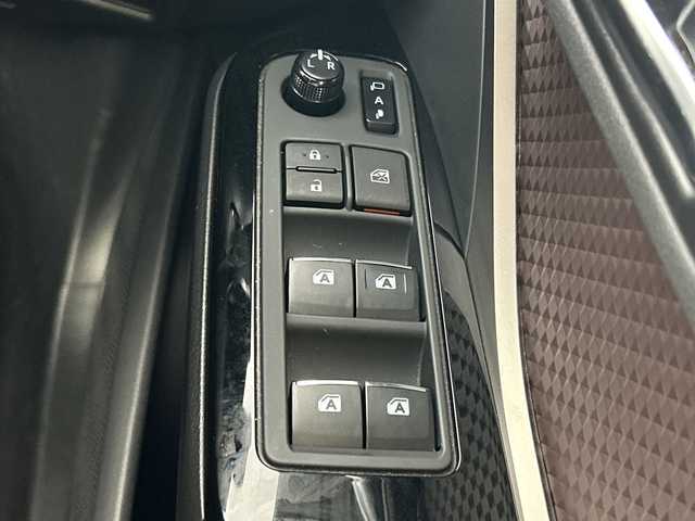 トヨタ Ｃ－ＨＲ G 愛知県 2018(平30)年 4.7万km ホワイトパールクリスタルシャイン フルモデリスタエアロ/純正7インチナビ/（Bluetooth/フルセグTV/DVD再生/USB）/バックカメラ/トヨタセーフティセンス/・プリクラッシュセーフティ/・オートマチックハイビーム/・ロードサインアシスト/・レーダークルーズコントロール/・レーンディパーチャーアラート/・先行車発進告知/ブラインドスポットモニター/クリアランスソナー/ビルトインETC/ドライブレコーダー/ハーフレザーシート/前席シートヒーター/純正18インチアルミホイール/スマートキー/LEDヘッドライト/フォグランプ/オートライト/電子パーキング/オートブレーキホールド/革巻きステアリング/ステアリングスイッチ/電動格納ミラー/純正フロアマット