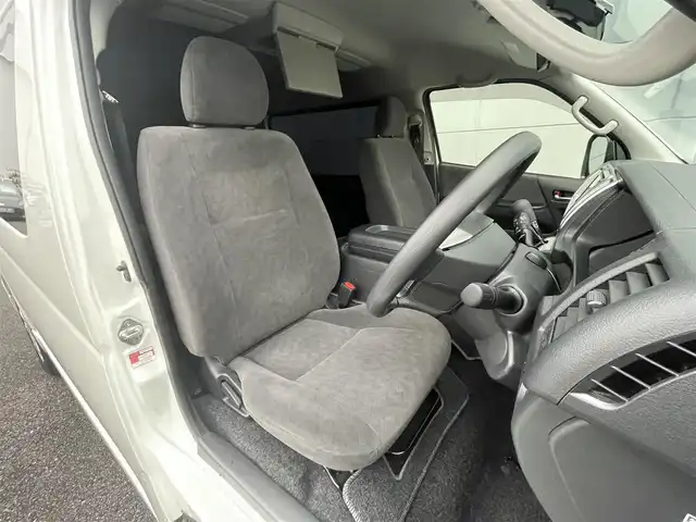 トヨタ ハイエース GL 千葉県 2023(令5)年 2.4万km ホワイトパールクリスタルシャイン 純正7インチナビ/・フルセグTV/・CD/・FM/AM/後席モニター/片側パワースライドドア/全方位カメラ/トヨタセーフティセンス/コーナーセンサー/レーンキープアシスト/100V電源/オートライト/スマートキー