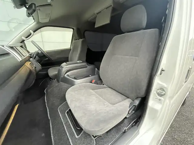 トヨタ ハイエース GL 千葉県 2023(令5)年 2.4万km ホワイトパールクリスタルシャイン 純正7インチナビ/・フルセグTV/・CD/・FM/AM/後席モニター/片側パワースライドドア/全方位カメラ/トヨタセーフティセンス/コーナーセンサー/レーンキープアシスト/100V電源/オートライト/スマートキー