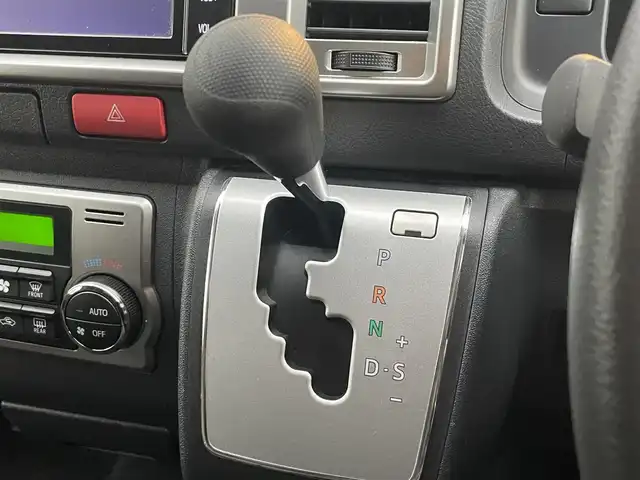 トヨタ ハイエース GL 千葉県 2023(令5)年 2.4万km ホワイトパールクリスタルシャイン 純正7インチナビ/・フルセグTV/・CD/・FM/AM/後席モニター/片側パワースライドドア/全方位カメラ/トヨタセーフティセンス/コーナーセンサー/レーンキープアシスト/100V電源/オートライト/スマートキー