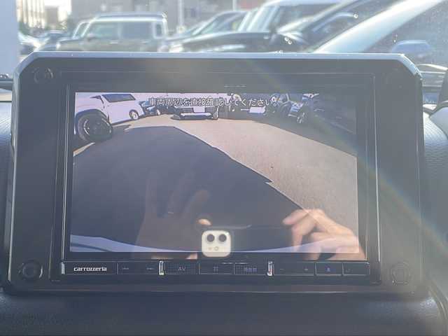 スズキ ジムニー XC 長野県 2023(令5)年 3.5万km ジャングルグリーン 禁煙車/フロントグリルガード/キャリア/ハシゴ/社外8インチメモリナビ/【AVIC-RL812】/（CD/DVD/フルセグTV/Bluetooth）/社外デジタルインナーミラー型前後ドライブレコーダー/マッガード/オーバーフェンダー/セーフティーサポート/・デュアルセンサーブレーキサポート/・車線逸脱警報機能/・ハイビームアシスト/社外１６インチアルミホイール/バックカメラ/ビルトインETC/シートヒーター/革巻きステアリング/クルーズコントロール/ステアリングスイッチ/LEDヘッドライト/フォグランプ/オートライト/スマートキー/プッシュスタート/電動格納ミラー/ヘッドライトウォッシャー/ダウンヒルアシストコントロール/純正ゴムフロアマット/背面タイヤ