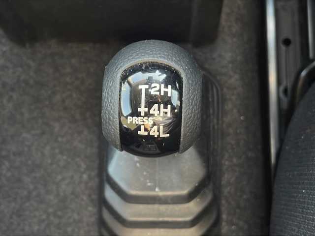 スズキ ジムニー XC 長野県 2023(令5)年 3.5万km ジャングルグリーン 禁煙車/フロントグリルガード/キャリア/ハシゴ/社外8インチメモリナビ/【AVIC-RL812】/（CD/DVD/フルセグTV/Bluetooth）/社外デジタルインナーミラー型前後ドライブレコーダー/マッガード/オーバーフェンダー/セーフティーサポート/・デュアルセンサーブレーキサポート/・車線逸脱警報機能/・ハイビームアシスト/社外１６インチアルミホイール/バックカメラ/ビルトインETC/シートヒーター/革巻きステアリング/クルーズコントロール/ステアリングスイッチ/LEDヘッドライト/フォグランプ/オートライト/スマートキー/プッシュスタート/電動格納ミラー/ヘッドライトウォッシャー/ダウンヒルアシストコントロール/純正ゴムフロアマット/背面タイヤ