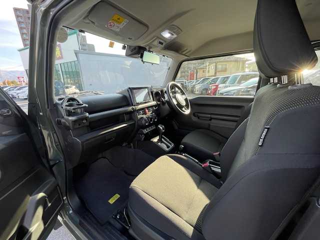 スズキ ジムニー XC 長野県 2023(令5)年 3.5万km ジャングルグリーン 禁煙車/フロントグリルガード/キャリア/ハシゴ/社外8インチメモリナビ/【AVIC-RL812】/（CD/DVD/フルセグTV/Bluetooth）/社外デジタルインナーミラー型前後ドライブレコーダー/マッガード/オーバーフェンダー/セーフティーサポート/・デュアルセンサーブレーキサポート/・車線逸脱警報機能/・ハイビームアシスト/社外１６インチアルミホイール/バックカメラ/ビルトインETC/シートヒーター/革巻きステアリング/クルーズコントロール/ステアリングスイッチ/LEDヘッドライト/フォグランプ/オートライト/スマートキー/プッシュスタート/電動格納ミラー/ヘッドライトウォッシャー/ダウンヒルアシストコントロール/純正ゴムフロアマット/背面タイヤ