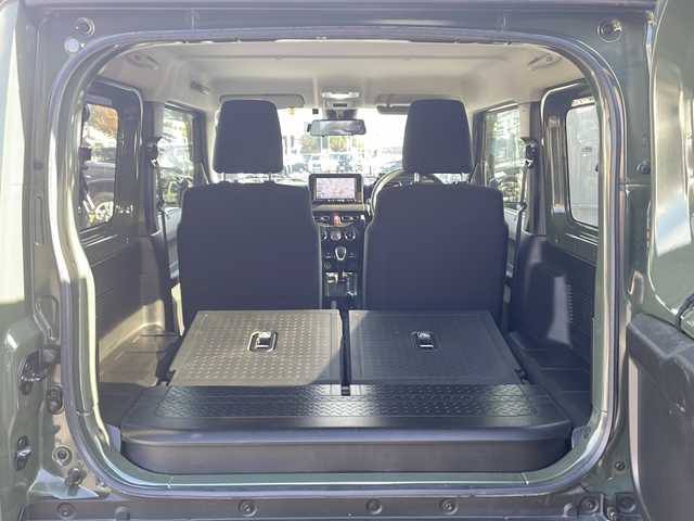 スズキ ジムニー XC 長野県 2023(令5)年 3.5万km ジャングルグリーン 禁煙車/フロントグリルガード/キャリア/ハシゴ/社外8インチメモリナビ/【AVIC-RL812】/（CD/DVD/フルセグTV/Bluetooth）/社外デジタルインナーミラー型前後ドライブレコーダー/マッガード/オーバーフェンダー/セーフティーサポート/・デュアルセンサーブレーキサポート/・車線逸脱警報機能/・ハイビームアシスト/社外１６インチアルミホイール/バックカメラ/ビルトインETC/シートヒーター/革巻きステアリング/クルーズコントロール/ステアリングスイッチ/LEDヘッドライト/フォグランプ/オートライト/スマートキー/プッシュスタート/電動格納ミラー/ヘッドライトウォッシャー/ダウンヒルアシストコントロール/純正ゴムフロアマット/背面タイヤ