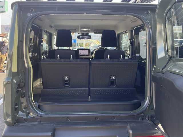 スズキ ジムニー XC 長野県 2023(令5)年 3.5万km ジャングルグリーン 禁煙車/フロントグリルガード/キャリア/ハシゴ/社外8インチメモリナビ/【AVIC-RL812】/（CD/DVD/フルセグTV/Bluetooth）/社外デジタルインナーミラー型前後ドライブレコーダー/マッガード/オーバーフェンダー/セーフティーサポート/・デュアルセンサーブレーキサポート/・車線逸脱警報機能/・ハイビームアシスト/社外１６インチアルミホイール/バックカメラ/ビルトインETC/シートヒーター/革巻きステアリング/クルーズコントロール/ステアリングスイッチ/LEDヘッドライト/フォグランプ/オートライト/スマートキー/プッシュスタート/電動格納ミラー/ヘッドライトウォッシャー/ダウンヒルアシストコントロール/純正ゴムフロアマット/背面タイヤ