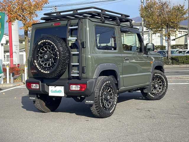 スズキ ジムニー XC 長野県 2023(令5)年 3.5万km ジャングルグリーン 禁煙車/フロントグリルガード/キャリア/ハシゴ/社外8インチメモリナビ/【AVIC-RL812】/（CD/DVD/フルセグTV/Bluetooth）/社外デジタルインナーミラー型前後ドライブレコーダー/マッガード/オーバーフェンダー/セーフティーサポート/・デュアルセンサーブレーキサポート/・車線逸脱警報機能/・ハイビームアシスト/社外１６インチアルミホイール/バックカメラ/ビルトインETC/シートヒーター/革巻きステアリング/クルーズコントロール/ステアリングスイッチ/LEDヘッドライト/フォグランプ/オートライト/スマートキー/プッシュスタート/電動格納ミラー/ヘッドライトウォッシャー/ダウンヒルアシストコントロール/純正ゴムフロアマット/背面タイヤ