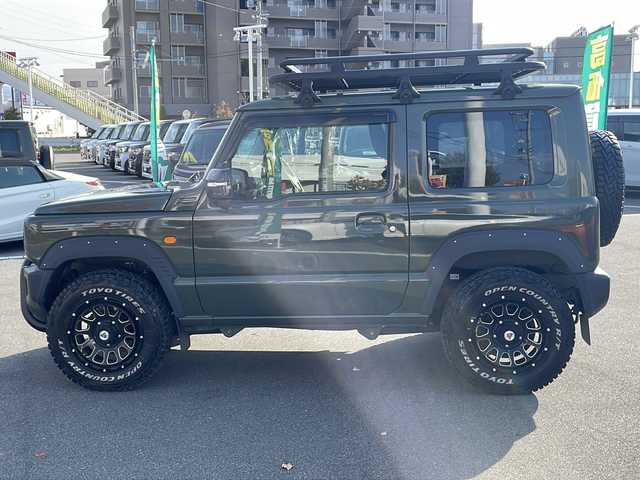 スズキ ジムニー XC 長野県 2023(令5)年 3.5万km ジャングルグリーン 禁煙車/フロントグリルガード/キャリア/ハシゴ/社外8インチメモリナビ/【AVIC-RL812】/（CD/DVD/フルセグTV/Bluetooth）/社外デジタルインナーミラー型前後ドライブレコーダー/マッガード/オーバーフェンダー/セーフティーサポート/・デュアルセンサーブレーキサポート/・車線逸脱警報機能/・ハイビームアシスト/社外１６インチアルミホイール/バックカメラ/ビルトインETC/シートヒーター/革巻きステアリング/クルーズコントロール/ステアリングスイッチ/LEDヘッドライト/フォグランプ/オートライト/スマートキー/プッシュスタート/電動格納ミラー/ヘッドライトウォッシャー/ダウンヒルアシストコントロール/純正ゴムフロアマット/背面タイヤ