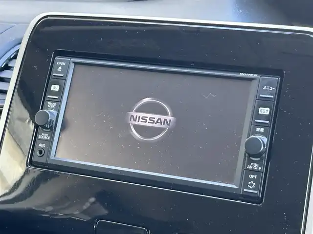 日産 セレナ ハイウェイスター Vセレクション 静岡県 2018(平30)年 8.1万km ブリリアントホワイトパール 8人乗り/純正7型ナビ/（FM/AM/Bluetooth/CD/SD/iPod）/全周囲カメラ/両側電動ドア/パーキングアシスト/ETC/クルーズコントロール/LEDライト/オートライト/純正ドライブレコーダー/前後コーナーセンサー/カーテンエアバッグ/純正16AW