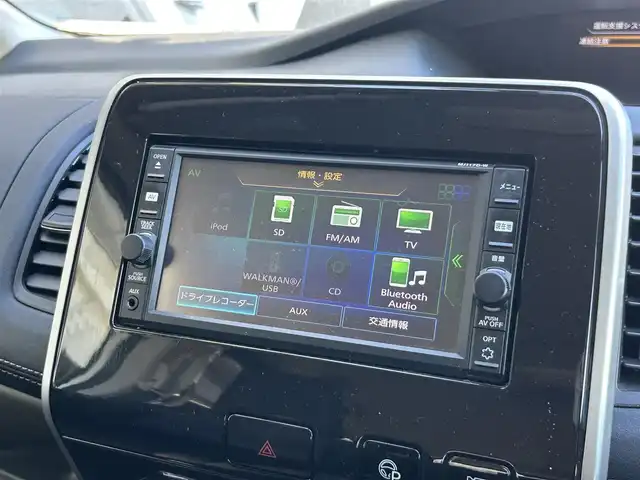 日産 セレナ ハイウェイスター Vセレクション 静岡県 2018(平30)年 8.1万km ブリリアントホワイトパール 8人乗り/純正7型ナビ/（FM/AM/Bluetooth/CD/SD/iPod）/全周囲カメラ/両側電動ドア/パーキングアシスト/ETC/クルーズコントロール/LEDライト/オートライト/純正ドライブレコーダー/前後コーナーセンサー/カーテンエアバッグ/純正16AW