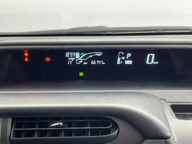 トヨタ アクア X－URBAN 群馬県 2016(平28)年 6.7万km シルバーM 禁煙車　純正７型ナビ　フルセグ　Bluetooth　バックカメラ　衝突軽減システム　車線逸脱警報　オートマチックハイビーム　オートライト　ETC　横滑り防止装置　ECOモード　EVモード　フォグ