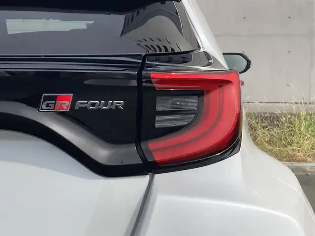 トヨタ ＧＲヤリス RZ 静岡県 2021(令3)年 5.1万km プラチナホワイトパールマイカ 純正ディスプレイオーディオナビ/　AM FM Bluetooth USB AppleCarPlay AndroidAuto/ビルトインETC/LEDオートヘッドランプ/GRロゴ入りレッドブレーキキャリパー/4WDターボ/革巻きステアリング/ステアリングスイッチ/スマートキー＆プッシュスタート/アイドリングストップ/GRエアロ/6速MT/フルセグTV/純正18インチアルミホイール