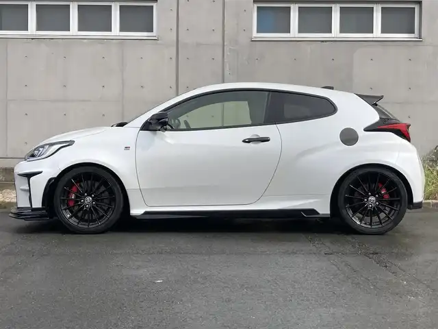 トヨタ ＧＲヤリス RZ 静岡県 2021(令3)年 5.1万km プラチナホワイトパールマイカ 純正ディスプレイオーディオナビ/　AM FM Bluetooth USB AppleCarPlay AndroidAuto/ビルトインETC/LEDオートヘッドランプ/GRロゴ入りレッドブレーキキャリパー/4WDターボ/革巻きステアリング/ステアリングスイッチ/スマートキー＆プッシュスタート/アイドリングストップ/GRエアロ/6速MT/フルセグTV/純正18インチアルミホイール