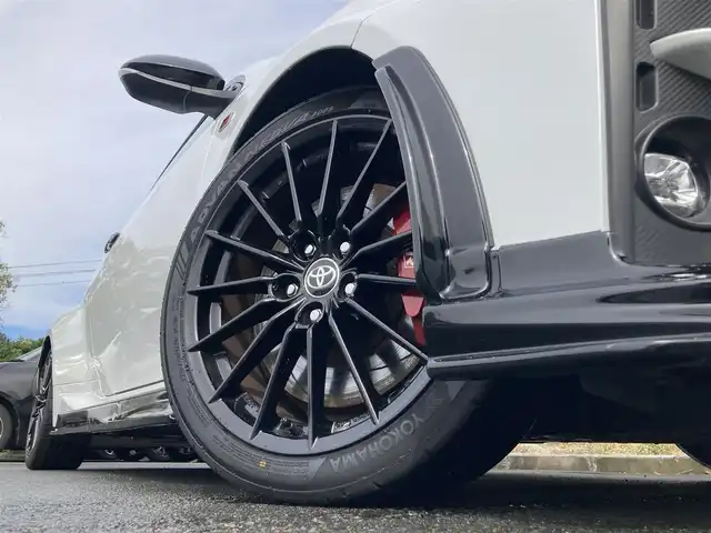 トヨタ ＧＲヤリス RZ 静岡県 2021(令3)年 5.1万km プラチナホワイトパールマイカ 純正ディスプレイオーディオナビ/　AM FM Bluetooth USB AppleCarPlay AndroidAuto/ビルトインETC/LEDオートヘッドランプ/GRロゴ入りレッドブレーキキャリパー/4WDターボ/革巻きステアリング/ステアリングスイッチ/スマートキー＆プッシュスタート/アイドリングストップ/GRエアロ/6速MT/フルセグTV/純正18インチアルミホイール