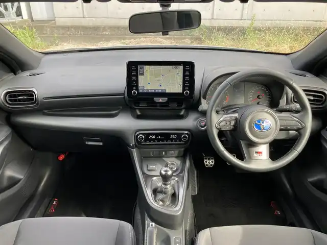 トヨタ ＧＲヤリス RZ 静岡県 2021(令3)年 5.1万km プラチナホワイトパールマイカ 純正ディスプレイオーディオナビ/　AM FM Bluetooth USB AppleCarPlay AndroidAuto/ビルトインETC/LEDオートヘッドランプ/GRロゴ入りレッドブレーキキャリパー/4WDターボ/革巻きステアリング/ステアリングスイッチ/スマートキー＆プッシュスタート/アイドリングストップ/GRエアロ/6速MT/フルセグTV/純正18インチアルミホイール