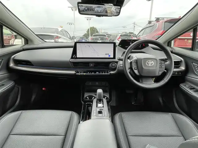 トヨタ プリウス Z 佐賀県 2023(令5)年 4.4万km プラチナホワイトパールマイカ モデリスタエアロ/純正12.3インチディスプレイオーディオ(ナビ機能・前後ドライブレコーダー機能付)/・フルセグTV/AM/FM/USB/Bluetooth/パノラミックビューモニター/ビルトインETC2.0/アドバンストパーク/デジタルインナーミラー/パワーバックドア(予約ロック機能付)/100V電源/電子パーキングブレーキ/・AUTO HOLD機能/置くだけ充電/黒レザーシート(合皮)/D席メモリー機能付パワーシート/DN席シートヒーター/シートベンチレーション/ISOFIX対応/革巻きステアリング/ステアリングヒーター/ステアリングリモコン/純正19インチアルミホイール/純正LEDヘッドライト/・オートマチックハイビーム/純正フロアマット/純正ドアバイザ―/新車保証書/取扱説明書/スペアキー１本/トヨタセーフティセンス/・レーダークルーズコントロール/・レーンディパーチャーアラート/・プリクラッシュセーフティ/・ブラインドスポットモニター/・クリアランスソナー/・リヤクロストラフィックアラート/・プロアクティブドライビングアシスト/・安心降車アシスト