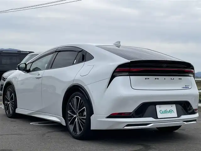 トヨタ プリウス Z 佐賀県 2023(令5)年 4.4万km プラチナホワイトパールマイカ モデリスタエアロ/純正12.3インチディスプレイオーディオ(ナビ機能・前後ドライブレコーダー機能付)/・フルセグTV/AM/FM/USB/Bluetooth/パノラミックビューモニター/ビルトインETC2.0/アドバンストパーク/デジタルインナーミラー/パワーバックドア(予約ロック機能付)/100V電源/電子パーキングブレーキ/・AUTO HOLD機能/置くだけ充電/黒レザーシート(合皮)/D席メモリー機能付パワーシート/DN席シートヒーター/シートベンチレーション/ISOFIX対応/革巻きステアリング/ステアリングヒーター/ステアリングリモコン/純正19インチアルミホイール/純正LEDヘッドライト/・オートマチックハイビーム/純正フロアマット/純正ドアバイザ―/新車保証書/取扱説明書/スペアキー１本/トヨタセーフティセンス/・レーダークルーズコントロール/・レーンディパーチャーアラート/・プリクラッシュセーフティ/・ブラインドスポットモニター/・クリアランスソナー/・リヤクロストラフィックアラート/・プロアクティブドライビングアシスト/・安心降車アシスト