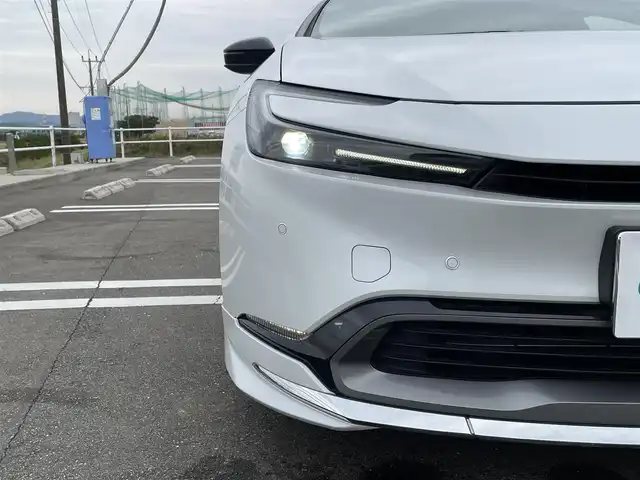 トヨタ プリウス Z 佐賀県 2023(令5)年 4.4万km プラチナホワイトパールマイカ モデリスタエアロ/純正12.3インチディスプレイオーディオ(ナビ機能・前後ドライブレコーダー機能付)/・フルセグTV/AM/FM/USB/Bluetooth/パノラミックビューモニター/ビルトインETC2.0/アドバンストパーク/デジタルインナーミラー/パワーバックドア(予約ロック機能付)/100V電源/電子パーキングブレーキ/・AUTO HOLD機能/置くだけ充電/黒レザーシート(合皮)/D席メモリー機能付パワーシート/DN席シートヒーター/シートベンチレーション/ISOFIX対応/革巻きステアリング/ステアリングヒーター/ステアリングリモコン/純正19インチアルミホイール/純正LEDヘッドライト/・オートマチックハイビーム/純正フロアマット/純正ドアバイザ―/新車保証書/取扱説明書/スペアキー１本/トヨタセーフティセンス/・レーダークルーズコントロール/・レーンディパーチャーアラート/・プリクラッシュセーフティ/・ブラインドスポットモニター/・クリアランスソナー/・リヤクロストラフィックアラート/・プロアクティブドライビングアシスト/・安心降車アシスト
