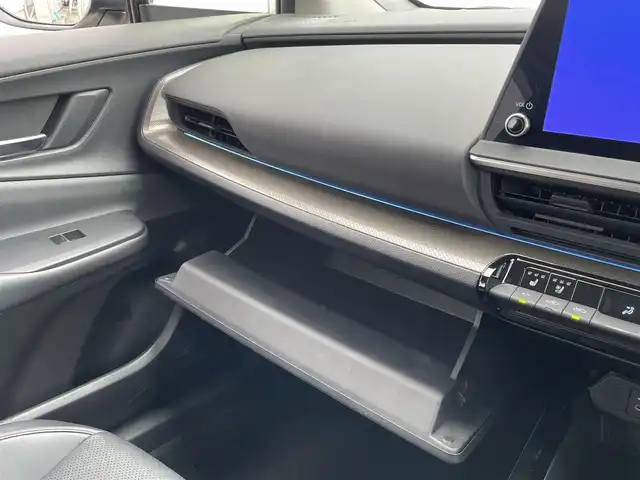 トヨタ プリウス Z 佐賀県 2023(令5)年 4.4万km プラチナホワイトパールマイカ モデリスタエアロ/純正12.3インチディスプレイオーディオ(ナビ機能・前後ドライブレコーダー機能付)/・フルセグTV/AM/FM/USB/Bluetooth/パノラミックビューモニター/ビルトインETC2.0/アドバンストパーク/デジタルインナーミラー/パワーバックドア(予約ロック機能付)/100V電源/電子パーキングブレーキ/・AUTO HOLD機能/置くだけ充電/黒レザーシート(合皮)/D席メモリー機能付パワーシート/DN席シートヒーター/シートベンチレーション/ISOFIX対応/革巻きステアリング/ステアリングヒーター/ステアリングリモコン/純正19インチアルミホイール/純正LEDヘッドライト/・オートマチックハイビーム/純正フロアマット/純正ドアバイザ―/新車保証書/取扱説明書/スペアキー１本/トヨタセーフティセンス/・レーダークルーズコントロール/・レーンディパーチャーアラート/・プリクラッシュセーフティ/・ブラインドスポットモニター/・クリアランスソナー/・リヤクロストラフィックアラート/・プロアクティブドライビングアシスト/・安心降車アシスト