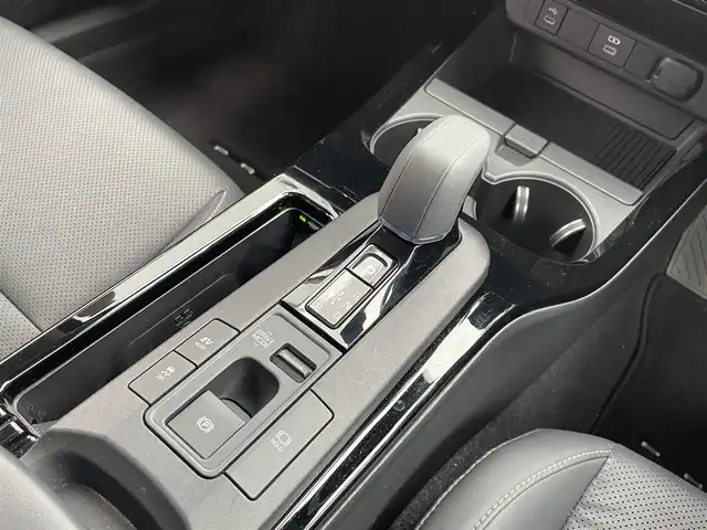 トヨタ プリウス Z 佐賀県 2023(令5)年 4.4万km プラチナホワイトパールマイカ モデリスタエアロ/純正12.3インチディスプレイオーディオ(ナビ機能・前後ドライブレコーダー機能付)/・フルセグTV/AM/FM/USB/Bluetooth/パノラミックビューモニター/ビルトインETC2.0/アドバンストパーク/デジタルインナーミラー/パワーバックドア(予約ロック機能付)/100V電源/電子パーキングブレーキ/・AUTO HOLD機能/置くだけ充電/黒レザーシート(合皮)/D席メモリー機能付パワーシート/DN席シートヒーター/シートベンチレーション/ISOFIX対応/革巻きステアリング/ステアリングヒーター/ステアリングリモコン/純正19インチアルミホイール/純正LEDヘッドライト/・オートマチックハイビーム/純正フロアマット/純正ドアバイザ―/新車保証書/取扱説明書/スペアキー１本/トヨタセーフティセンス/・レーダークルーズコントロール/・レーンディパーチャーアラート/・プリクラッシュセーフティ/・ブラインドスポットモニター/・クリアランスソナー/・リヤクロストラフィックアラート/・プロアクティブドライビングアシスト/・安心降車アシスト