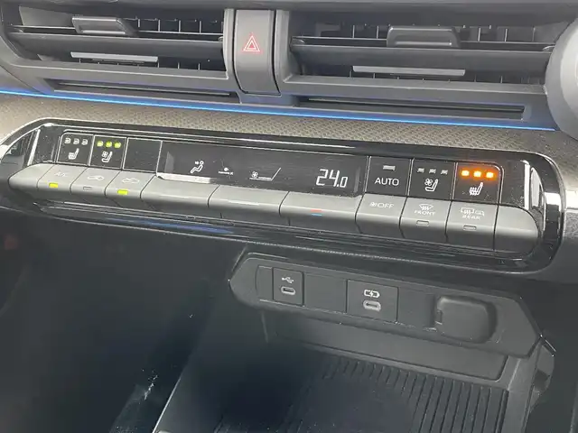 トヨタ プリウス Z 佐賀県 2023(令5)年 4.4万km プラチナホワイトパールマイカ モデリスタエアロ/純正12.3インチディスプレイオーディオ(ナビ機能・前後ドライブレコーダー機能付)/・フルセグTV/AM/FM/USB/Bluetooth/パノラミックビューモニター/ビルトインETC2.0/アドバンストパーク/デジタルインナーミラー/パワーバックドア(予約ロック機能付)/100V電源/電子パーキングブレーキ/・AUTO HOLD機能/置くだけ充電/黒レザーシート(合皮)/D席メモリー機能付パワーシート/DN席シートヒーター/シートベンチレーション/ISOFIX対応/革巻きステアリング/ステアリングヒーター/ステアリングリモコン/純正19インチアルミホイール/純正LEDヘッドライト/・オートマチックハイビーム/純正フロアマット/純正ドアバイザ―/新車保証書/取扱説明書/スペアキー１本/トヨタセーフティセンス/・レーダークルーズコントロール/・レーンディパーチャーアラート/・プリクラッシュセーフティ/・ブラインドスポットモニター/・クリアランスソナー/・リヤクロストラフィックアラート/・プロアクティブドライビングアシスト/・安心降車アシスト