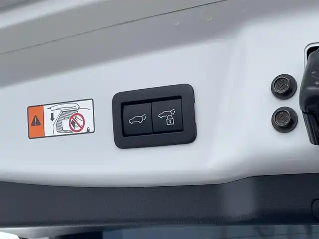 トヨタ プリウス Z 佐賀県 2023(令5)年 4.4万km プラチナホワイトパールマイカ モデリスタエアロ/純正12.3インチディスプレイオーディオ(ナビ機能・前後ドライブレコーダー機能付)/・フルセグTV/AM/FM/USB/Bluetooth/パノラミックビューモニター/ビルトインETC2.0/アドバンストパーク/デジタルインナーミラー/パワーバックドア(予約ロック機能付)/100V電源/電子パーキングブレーキ/・AUTO HOLD機能/置くだけ充電/黒レザーシート(合皮)/D席メモリー機能付パワーシート/DN席シートヒーター/シートベンチレーション/ISOFIX対応/革巻きステアリング/ステアリングヒーター/ステアリングリモコン/純正19インチアルミホイール/純正LEDヘッドライト/・オートマチックハイビーム/純正フロアマット/純正ドアバイザ―/新車保証書/取扱説明書/スペアキー１本/トヨタセーフティセンス/・レーダークルーズコントロール/・レーンディパーチャーアラート/・プリクラッシュセーフティ/・ブラインドスポットモニター/・クリアランスソナー/・リヤクロストラフィックアラート/・プロアクティブドライビングアシスト/・安心降車アシスト