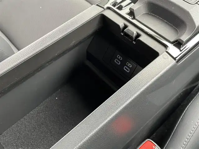 トヨタ プリウス Z 佐賀県 2023(令5)年 4.4万km プラチナホワイトパールマイカ モデリスタエアロ/純正12.3インチディスプレイオーディオ(ナビ機能・前後ドライブレコーダー機能付)/・フルセグTV/AM/FM/USB/Bluetooth/パノラミックビューモニター/ビルトインETC2.0/アドバンストパーク/デジタルインナーミラー/パワーバックドア(予約ロック機能付)/100V電源/電子パーキングブレーキ/・AUTO HOLD機能/置くだけ充電/黒レザーシート(合皮)/D席メモリー機能付パワーシート/DN席シートヒーター/シートベンチレーション/ISOFIX対応/革巻きステアリング/ステアリングヒーター/ステアリングリモコン/純正19インチアルミホイール/純正LEDヘッドライト/・オートマチックハイビーム/純正フロアマット/純正ドアバイザ―/新車保証書/取扱説明書/スペアキー１本/トヨタセーフティセンス/・レーダークルーズコントロール/・レーンディパーチャーアラート/・プリクラッシュセーフティ/・ブラインドスポットモニター/・クリアランスソナー/・リヤクロストラフィックアラート/・プロアクティブドライビングアシスト/・安心降車アシスト