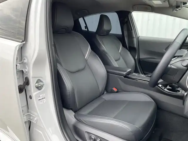 トヨタ プリウス Z 佐賀県 2023(令5)年 4.4万km プラチナホワイトパールマイカ モデリスタエアロ/純正12.3インチディスプレイオーディオ(ナビ機能・前後ドライブレコーダー機能付)/・フルセグTV/AM/FM/USB/Bluetooth/パノラミックビューモニター/ビルトインETC2.0/アドバンストパーク/デジタルインナーミラー/パワーバックドア(予約ロック機能付)/100V電源/電子パーキングブレーキ/・AUTO HOLD機能/置くだけ充電/黒レザーシート(合皮)/D席メモリー機能付パワーシート/DN席シートヒーター/シートベンチレーション/ISOFIX対応/革巻きステアリング/ステアリングヒーター/ステアリングリモコン/純正19インチアルミホイール/純正LEDヘッドライト/・オートマチックハイビーム/純正フロアマット/純正ドアバイザ―/新車保証書/取扱説明書/スペアキー１本/トヨタセーフティセンス/・レーダークルーズコントロール/・レーンディパーチャーアラート/・プリクラッシュセーフティ/・ブラインドスポットモニター/・クリアランスソナー/・リヤクロストラフィックアラート/・プロアクティブドライビングアシスト/・安心降車アシスト