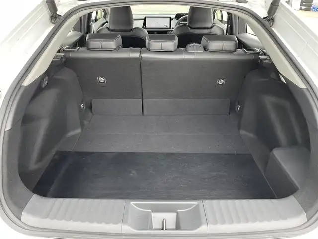 トヨタ プリウス Z 佐賀県 2023(令5)年 4.4万km プラチナホワイトパールマイカ モデリスタエアロ/純正12.3インチディスプレイオーディオ(ナビ機能・前後ドライブレコーダー機能付)/・フルセグTV/AM/FM/USB/Bluetooth/パノラミックビューモニター/ビルトインETC2.0/アドバンストパーク/デジタルインナーミラー/パワーバックドア(予約ロック機能付)/100V電源/電子パーキングブレーキ/・AUTO HOLD機能/置くだけ充電/黒レザーシート(合皮)/D席メモリー機能付パワーシート/DN席シートヒーター/シートベンチレーション/ISOFIX対応/革巻きステアリング/ステアリングヒーター/ステアリングリモコン/純正19インチアルミホイール/純正LEDヘッドライト/・オートマチックハイビーム/純正フロアマット/純正ドアバイザ―/新車保証書/取扱説明書/スペアキー１本/トヨタセーフティセンス/・レーダークルーズコントロール/・レーンディパーチャーアラート/・プリクラッシュセーフティ/・ブラインドスポットモニター/・クリアランスソナー/・リヤクロストラフィックアラート/・プロアクティブドライビングアシスト/・安心降車アシスト