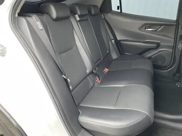 トヨタ プリウス Z 佐賀県 2023(令5)年 4.4万km プラチナホワイトパールマイカ モデリスタエアロ/純正12.3インチディスプレイオーディオ(ナビ機能・前後ドライブレコーダー機能付)/・フルセグTV/AM/FM/USB/Bluetooth/パノラミックビューモニター/ビルトインETC2.0/アドバンストパーク/デジタルインナーミラー/パワーバックドア(予約ロック機能付)/100V電源/電子パーキングブレーキ/・AUTO HOLD機能/置くだけ充電/黒レザーシート(合皮)/D席メモリー機能付パワーシート/DN席シートヒーター/シートベンチレーション/ISOFIX対応/革巻きステアリング/ステアリングヒーター/ステアリングリモコン/純正19インチアルミホイール/純正LEDヘッドライト/・オートマチックハイビーム/純正フロアマット/純正ドアバイザ―/新車保証書/取扱説明書/スペアキー１本/トヨタセーフティセンス/・レーダークルーズコントロール/・レーンディパーチャーアラート/・プリクラッシュセーフティ/・ブラインドスポットモニター/・クリアランスソナー/・リヤクロストラフィックアラート/・プロアクティブドライビングアシスト/・安心降車アシスト