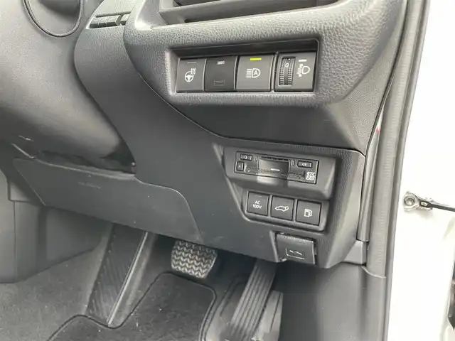 トヨタ プリウス Z 佐賀県 2023(令5)年 4.4万km プラチナホワイトパールマイカ モデリスタエアロ/純正12.3インチディスプレイオーディオ(ナビ機能・前後ドライブレコーダー機能付)/・フルセグTV/AM/FM/USB/Bluetooth/パノラミックビューモニター/ビルトインETC2.0/アドバンストパーク/デジタルインナーミラー/パワーバックドア(予約ロック機能付)/100V電源/電子パーキングブレーキ/・AUTO HOLD機能/置くだけ充電/黒レザーシート(合皮)/D席メモリー機能付パワーシート/DN席シートヒーター/シートベンチレーション/ISOFIX対応/革巻きステアリング/ステアリングヒーター/ステアリングリモコン/純正19インチアルミホイール/純正LEDヘッドライト/・オートマチックハイビーム/純正フロアマット/純正ドアバイザ―/新車保証書/取扱説明書/スペアキー１本/トヨタセーフティセンス/・レーダークルーズコントロール/・レーンディパーチャーアラート/・プリクラッシュセーフティ/・ブラインドスポットモニター/・クリアランスソナー/・リヤクロストラフィックアラート/・プロアクティブドライビングアシスト/・安心降車アシスト