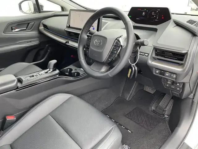 トヨタ プリウス Z 佐賀県 2023(令5)年 4.4万km プラチナホワイトパールマイカ モデリスタエアロ/純正12.3インチディスプレイオーディオ(ナビ機能・前後ドライブレコーダー機能付)/・フルセグTV/AM/FM/USB/Bluetooth/パノラミックビューモニター/ビルトインETC2.0/アドバンストパーク/デジタルインナーミラー/パワーバックドア(予約ロック機能付)/100V電源/電子パーキングブレーキ/・AUTO HOLD機能/置くだけ充電/黒レザーシート(合皮)/D席メモリー機能付パワーシート/DN席シートヒーター/シートベンチレーション/ISOFIX対応/革巻きステアリング/ステアリングヒーター/ステアリングリモコン/純正19インチアルミホイール/純正LEDヘッドライト/・オートマチックハイビーム/純正フロアマット/純正ドアバイザ―/新車保証書/取扱説明書/スペアキー１本/トヨタセーフティセンス/・レーダークルーズコントロール/・レーンディパーチャーアラート/・プリクラッシュセーフティ/・ブラインドスポットモニター/・クリアランスソナー/・リヤクロストラフィックアラート/・プロアクティブドライビングアシスト/・安心降車アシスト