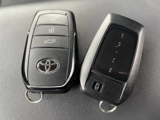 トヨタ プリウス Z 佐賀県 2023(令5)年 4.4万km プラチナホワイトパールマイカ モデリスタエアロ/純正12.3インチディスプレイオーディオ(ナビ機能・前後ドライブレコーダー機能付)/・フルセグTV/AM/FM/USB/Bluetooth/パノラミックビューモニター/ビルトインETC2.0/アドバンストパーク/デジタルインナーミラー/パワーバックドア(予約ロック機能付)/100V電源/電子パーキングブレーキ/・AUTO HOLD機能/置くだけ充電/黒レザーシート(合皮)/D席メモリー機能付パワーシート/DN席シートヒーター/シートベンチレーション/ISOFIX対応/革巻きステアリング/ステアリングヒーター/ステアリングリモコン/純正19インチアルミホイール/純正LEDヘッドライト/・オートマチックハイビーム/純正フロアマット/純正ドアバイザ―/新車保証書/取扱説明書/スペアキー１本/トヨタセーフティセンス/・レーダークルーズコントロール/・レーンディパーチャーアラート/・プリクラッシュセーフティ/・ブラインドスポットモニター/・クリアランスソナー/・リヤクロストラフィックアラート/・プロアクティブドライビングアシスト/・安心降車アシスト