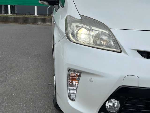 トヨタ プリウス S 茨城県 2014(平26)年 6.4万km ホワイトパールクリスタルシャイン パナソニック製9インチナビ（AM/FM/Bluetooth/SD/CD/DVD/iPod/TV）/純正ビルトインETC/ステアリングスイッチ/純正フロアマット/スマートキー/前方ドライブレコーダー/前後コーナーセンサー/オートライト/W＋カーテンエアバッグ