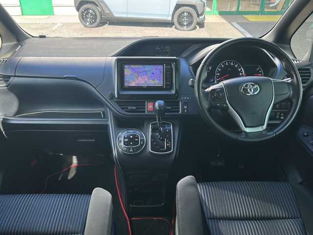 トヨタ ヴォクシー ZS 大阪府 2014(平26)年 10.5万km ブラック 社外メモリナビ（AVN-Z03iW）/・DVD/FM/AM/Bluetooth/・フルセグテレビ/ETC/バックカメラ/デジタルインナーミラー/革巻きステアリング/ステアリングリモコン/フリップダウンモニター/両側パワースライドドア/オートライト/オートエアコン/スマートキー×2/プッシュスタートボタン/12V電源/社外19インチアルミホイール/社外フロアマット/取扱説明書/ナビ取扱説明書/保証書