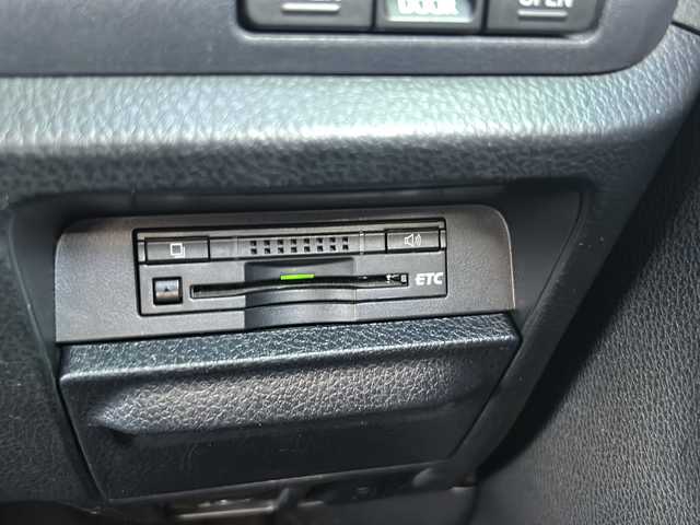 トヨタ ヴォクシー ZS 大阪府 2014(平26)年 10.5万km ブラック 社外メモリナビ（AVN-Z03iW）/・DVD/FM/AM/Bluetooth/・フルセグテレビ/ETC/バックカメラ/デジタルインナーミラー/革巻きステアリング/ステアリングリモコン/フリップダウンモニター/両側パワースライドドア/オートライト/オートエアコン/スマートキー×2/プッシュスタートボタン/12V電源/社外19インチアルミホイール/社外フロアマット/取扱説明書/ナビ取扱説明書/保証書
