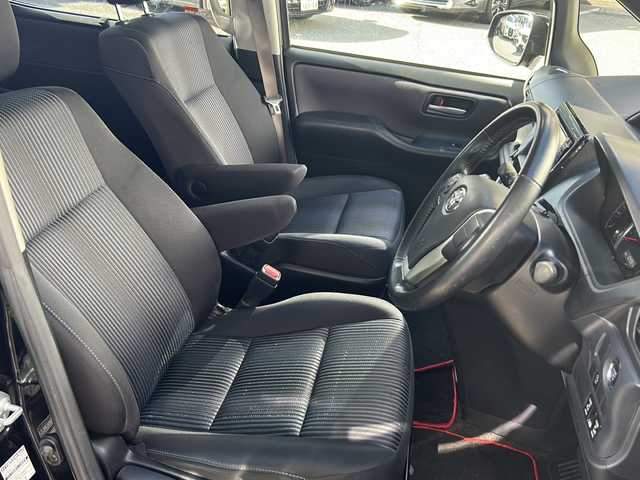 トヨタ ヴォクシー ZS 大阪府 2014(平26)年 10.5万km ブラック 社外メモリナビ（AVN-Z03iW）/・DVD/FM/AM/Bluetooth/・フルセグテレビ/ETC/バックカメラ/デジタルインナーミラー/革巻きステアリング/ステアリングリモコン/フリップダウンモニター/両側パワースライドドア/オートライト/オートエアコン/スマートキー×2/プッシュスタートボタン/12V電源/社外19インチアルミホイール/社外フロアマット/取扱説明書/ナビ取扱説明書/保証書