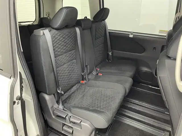 日産 セレナ ライダー 大阪府 2016(平28)年 5.6万km ブリリアントホワイトパール 純正ナビ　フリップダウンモニター　バックカメラ　ビルトインＥＴＣ　ドライブレコーダー　エマージェンシーブレーキ　クルーズコントロール　社外アルミホイール　プッシュスタート　スマートキー　オートライト　