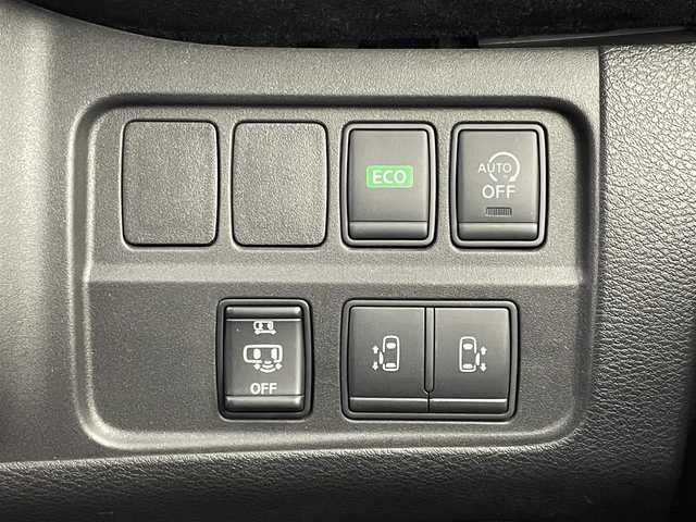 日産 セレナ ライダー 大阪府 2016(平28)年 5.6万km ブリリアントホワイトパール 純正ナビ　フリップダウンモニター　バックカメラ　ビルトインＥＴＣ　ドライブレコーダー　エマージェンシーブレーキ　クルーズコントロール　社外アルミホイール　プッシュスタート　スマートキー　オートライト　