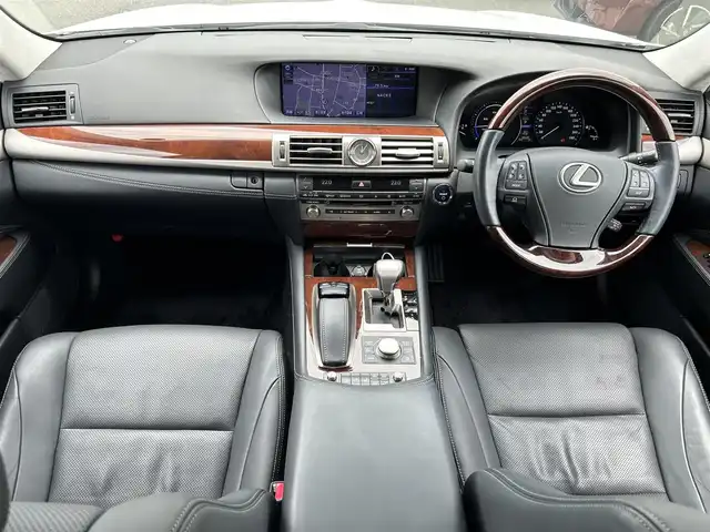 レクサス ＬＳ 600hL 栃木県 2012(平24)年 3.9万km ホワイトパールクリスタルシャイン 4WD/マークレビンソン/純正19インチAW/ブラインドスポットモニター/追従走行付きクルーズコントロール/純正ナビ/フルセグTV、Bluetooth、CD.DVD/バックカメラ/レザーシート/シートヒータ/ベンチレーション/シートメモリー/ハンドルヒーター/純正ETC/ナイトビュー/LEDヘッドライト/LEDフォグランプ/オートライト/オートマチックハイビーム/オットマン/純正フロアマット/純正アルミホイール