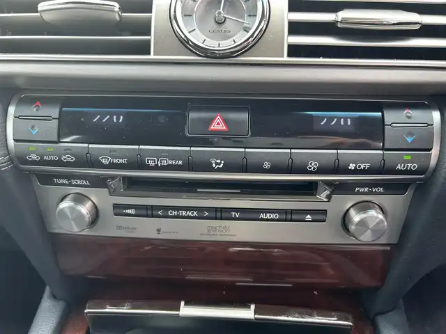 レクサス ＬＳ 600hL 栃木県 2012(平24)年 3.9万km ホワイトパールクリスタルシャイン 4WD/マークレビンソン/純正19インチAW/ブラインドスポットモニター/追従走行付きクルーズコントロール/純正ナビ/フルセグTV、Bluetooth、CD.DVD/バックカメラ/レザーシート/シートヒータ/ベンチレーション/シートメモリー/ハンドルヒーター/純正ETC/ナイトビュー/LEDヘッドライト/LEDフォグランプ/オートライト/オートマチックハイビーム/オットマン/純正フロアマット/純正アルミホイール