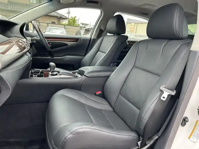 レクサス ＬＳ 600hL 栃木県 2012(平24)年 3.9万km ホワイトパールクリスタルシャイン 4WD/マークレビンソン/純正19インチAW/ブラインドスポットモニター/追従走行付きクルーズコントロール/純正ナビ/フルセグTV、Bluetooth、CD.DVD/バックカメラ/レザーシート/シートヒータ/ベンチレーション/シートメモリー/ハンドルヒーター/純正ETC/ナイトビュー/LEDヘッドライト/LEDフォグランプ/オートライト/オートマチックハイビーム/オットマン/純正フロアマット/純正アルミホイール