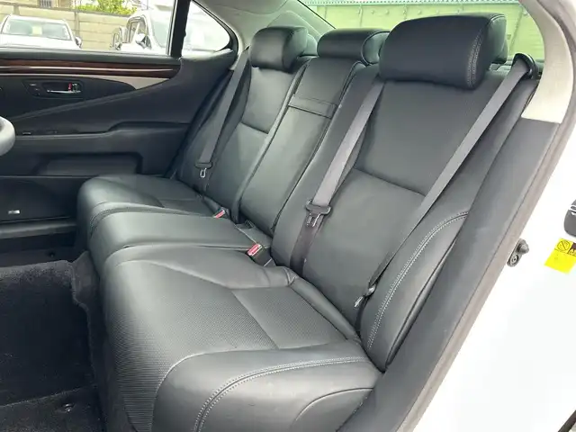 レクサス ＬＳ 600hL 栃木県 2012(平24)年 3.9万km ホワイトパールクリスタルシャイン 4WD/マークレビンソン/純正19インチAW/ブラインドスポットモニター/追従走行付きクルーズコントロール/純正ナビ/フルセグTV、Bluetooth、CD.DVD/バックカメラ/レザーシート/シートヒータ/ベンチレーション/シートメモリー/ハンドルヒーター/純正ETC/ナイトビュー/LEDヘッドライト/LEDフォグランプ/オートライト/オートマチックハイビーム/オットマン/純正フロアマット/純正アルミホイール