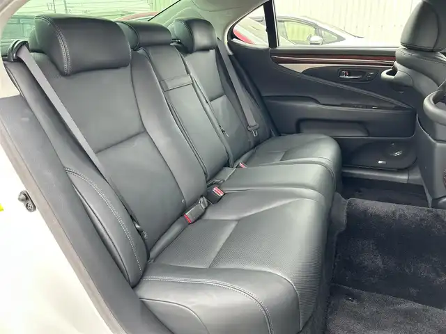 レクサス ＬＳ 600hL 栃木県 2012(平24)年 3.9万km ホワイトパールクリスタルシャイン 4WD/マークレビンソン/純正19インチAW/ブラインドスポットモニター/追従走行付きクルーズコントロール/純正ナビ/フルセグTV、Bluetooth、CD.DVD/バックカメラ/レザーシート/シートヒータ/ベンチレーション/シートメモリー/ハンドルヒーター/純正ETC/ナイトビュー/LEDヘッドライト/LEDフォグランプ/オートライト/オートマチックハイビーム/オットマン/純正フロアマット/純正アルミホイール