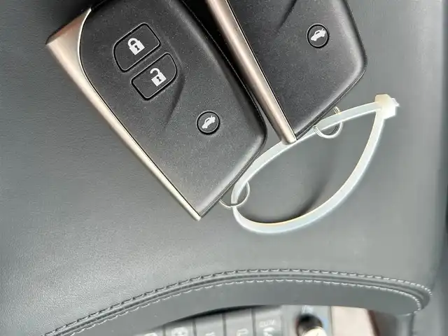 レクサス ＬＳ 600hL 栃木県 2012(平24)年 3.9万km ホワイトパールクリスタルシャイン 4WD/マークレビンソン/純正19インチAW/ブラインドスポットモニター/追従走行付きクルーズコントロール/純正ナビ/フルセグTV、Bluetooth、CD.DVD/バックカメラ/レザーシート/シートヒータ/ベンチレーション/シートメモリー/ハンドルヒーター/純正ETC/ナイトビュー/LEDヘッドライト/LEDフォグランプ/オートライト/オートマチックハイビーム/オットマン/純正フロアマット/純正アルミホイール